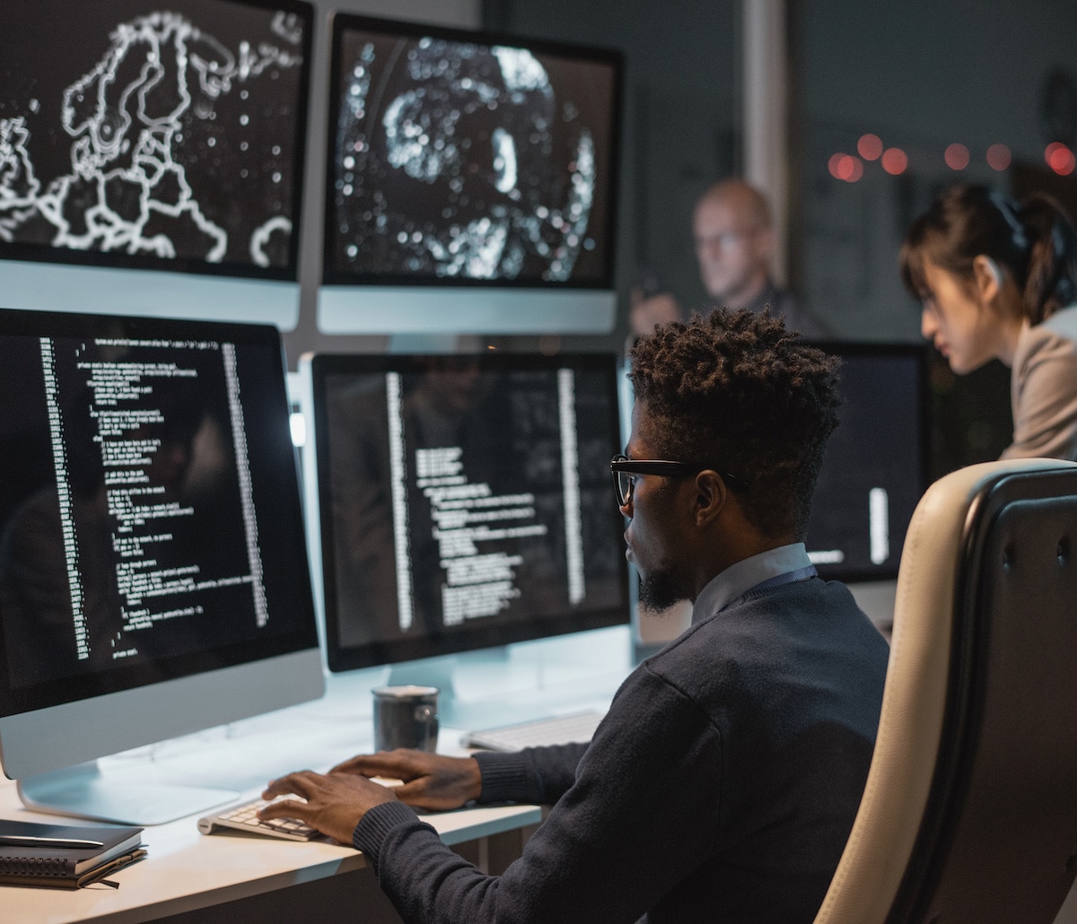 Una organización multinacional mejora sus defensas poniendo a prueba su programa de ciberseguridad