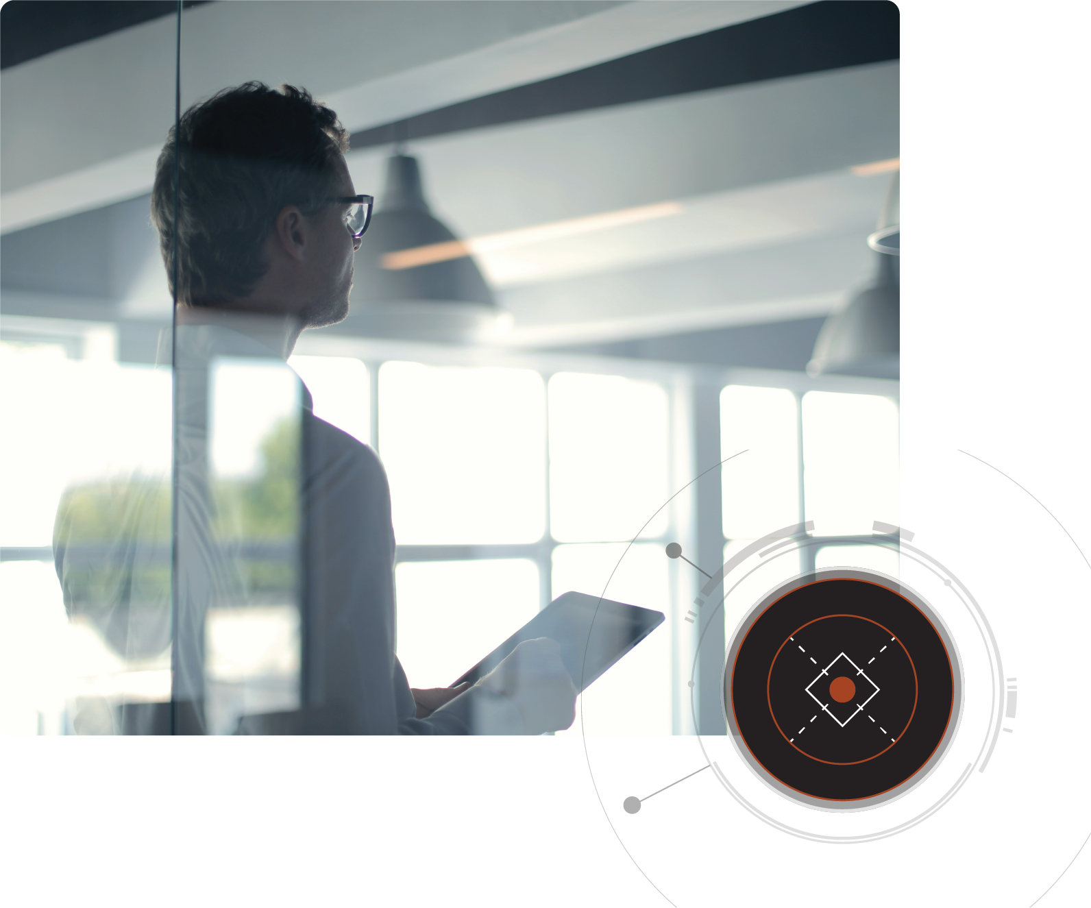 Un CISO virtual está de pie detrás de un divisor de cristal en una oficina sosteniendo una tableta. En la esquina inferior derecha, hay un gráfico circular superpuesto.