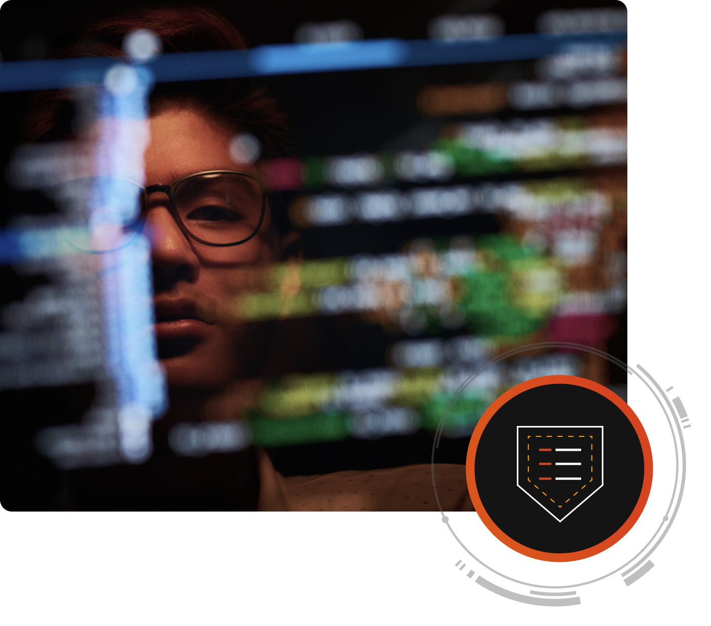 La cara de una persona reflejada en una pantalla de ordenador con código de ciberseguridad